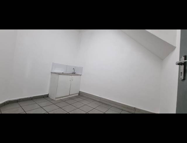 656M² WAREHOUSE TO LET IN AIRPORT INDUSTRIA